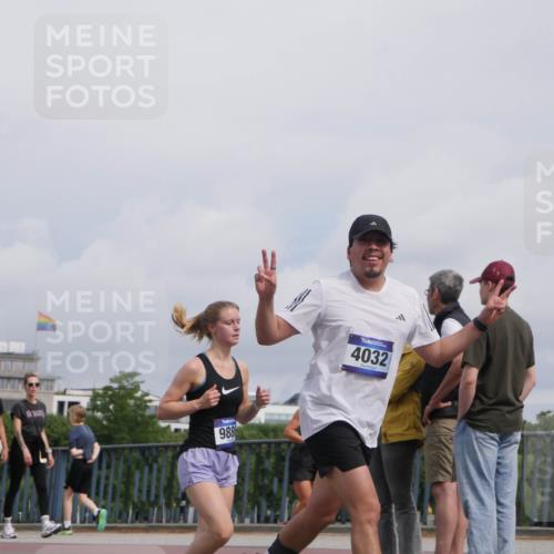 29.06.2025 - hella hamburg halbmarathon Luisa Fischer http://msf.ph/oto/8504858 29.06.2025 10:16:52 Kennedybrücke 1747, 988, 4032, 1747, 2891, 4032, 4962, 5719, 7462, 8673, 9141, 9886, 10442, 10443 meine-sportfotos.de