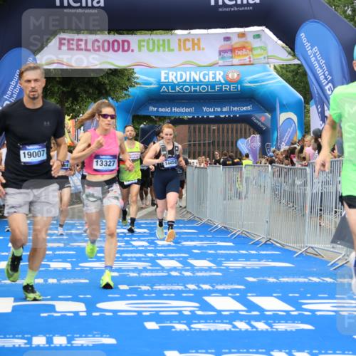 29.06.2025 - hella hamburg halbmarathon Strokosch-Dieckow http://msf.ph/oto/8504866 29.06.2025 10:51:35 Ziel 1335, 5008, 7943, 10691, 13327, 13403, 14012, 14458, 15496, 15899, 19007, 19020 meine-sportfotos.de