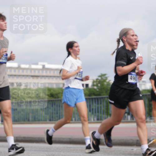 29.06.2025 - hella hamburg halbmarathon Luisa Fischer http://msf.ph/oto/8504887 29.06.2025 10:16:56 Kennedybrücke 239, 496, 1747, 4962, 5719, 6089, 9141 meine-sportfotos.de
