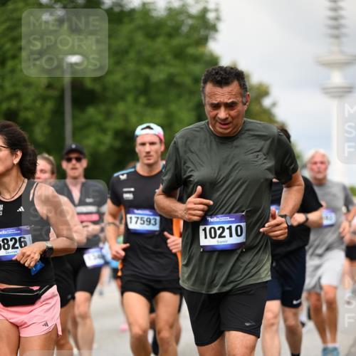 29.06.2025 - hella hamburg halbmarathon Dr. Thomas Lammeyer http://msf.ph/oto/8504902 29.06.2025 10:26:53 Kennedybrücke 2351, 2479, 2744, 2886, 3430, 3600, 3601, 3910, 3995, 4131, 4190, 4266, 4366, 4559, 4970, 6048, 6049, 6307, 6820, 6826, 6881, 6899, 7188, 7190, 7276, 7925, 8511, 8855, 8931, 9392, 10065, 10210, 10432, 10573, 10739, 10917, 11046 meine-sportfotos.de