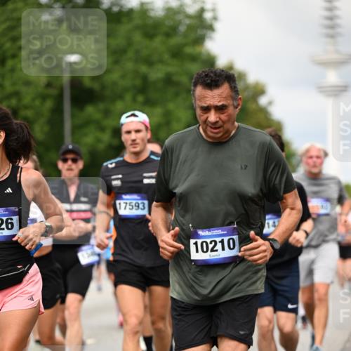 29.06.2025 - hella hamburg halbmarathon Dr. Thomas Lammeyer http://msf.ph/oto/8504907 29.06.2025 10:26:53 Kennedybrücke 2351, 2479, 2744, 2886, 3430, 3600, 3601, 3910, 3995, 4131, 4190, 4266, 4366, 4559, 4970, 6048, 6049, 6307, 6820, 6826, 6881, 6899, 7188, 7190, 7276, 7925, 8511, 8855, 8931, 9392, 10065, 10210, 10432, 10573, 10739, 10917, 11046 meine-sportfotos.de