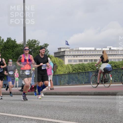 29.06.2025 - hella hamburg halbmarathon Luisa Fischer http://msf.ph/oto/8504922 29.06.2025 10:17:02 Kennedybrücke 1378, 6089, 15840, 17699, 12938, 6089, 7802, 8001, 9141, 9845 meine-sportfotos.de
