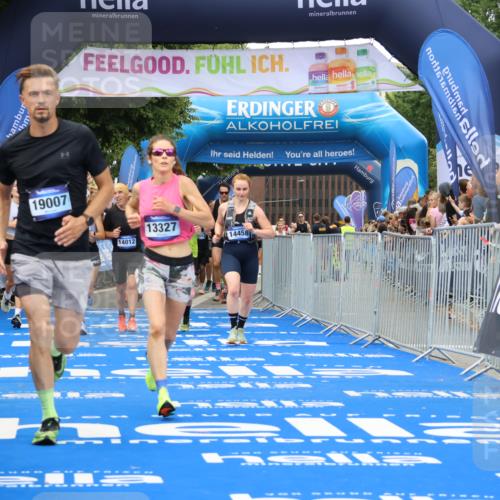 29.06.2025 - hella hamburg halbmarathon Strokosch-Dieckow http://msf.ph/oto/8504926 29.06.2025 10:51:35 Ziel 1335, 5008, 7943, 10691, 13327, 13403, 14012, 14458, 15496, 15899, 19007, 19020 meine-sportfotos.de