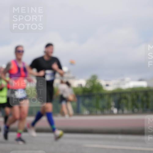 29.06.2025 - hella hamburg halbmarathon Luisa Fischer http://msf.ph/oto/8504937 29.06.2025 10:17:03 Kennedybrücke 1406, 6089, 7802, 8001, 9845 meine-sportfotos.de