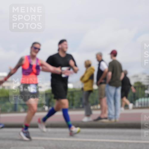 29.06.2025 - hella hamburg halbmarathon Luisa Fischer http://msf.ph/oto/8504945 29.06.2025 10:17:04 Kennedybrücke 1406, 3939, 6089, 7802, 8001, 9845 meine-sportfotos.de