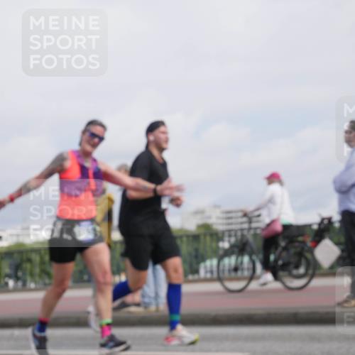 29.06.2025 - hella hamburg halbmarathon Luisa Fischer http://msf.ph/oto/8504952 29.06.2025 10:17:04 Kennedybrücke 1406, 3939, 6089, 7802, 8001, 9845 meine-sportfotos.de