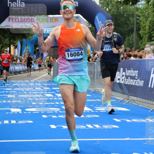 29.06.2025 - hella hamburg halbmarathon Strokosch-Dieckow http://msf.ph/oto/8505044 29.06.2025 10:41:35 Ziel 1512, 2579, 5987, 8358, 9640, 9885, 10894, 12588, 13457, 13714, 14275, 16084, 17159, 18442, 18491 meine-sportfotos.de