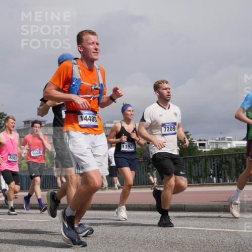 29.06.2025 - hella hamburg halbmarathon Luisa Fischer http://msf.ph/oto/8505073 29.06.2025 10:17:18 Kennedybrücke 6083, 6028, 14488, 13928, 7209, 840, 2990, 3020, 3154, 3728, 3756, 3834, 5546, 5670, 6028, 6083, 7209, 7840, 7991, 8147, 8409, 10610 meine-sportfotos.de