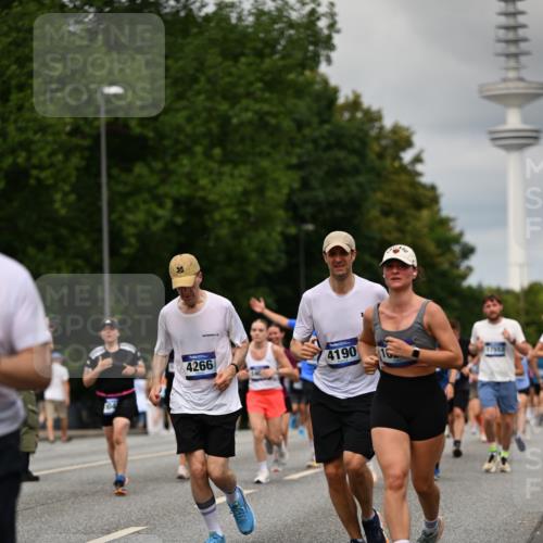 29.06.2025 - hella hamburg halbmarathon Dr. Thomas Lammeyer http://msf.ph/oto/8505083 29.06.2025 10:27:00 Kennedybrücke 2022, 2479, 2514, 2744, 2886, 3003, 3430, 3600, 3601, 3769, 3995, 4131, 4190, 4266, 4366, 4559, 4969, 4970, 5629, 5838, 6048, 6049, 6747, 6820, 6826, 6881, 7188, 7190, 7276, 7891, 7925, 8355, 8715, 8855, 8931, 9256, 9392, 10065, 10210, 10432, 10573, 10917 meine-sportfotos.de
