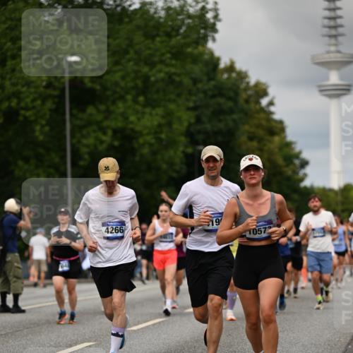 29.06.2025 - hella hamburg halbmarathon Dr. Thomas Lammeyer http://msf.ph/oto/8505090 29.06.2025 10:27:00 Kennedybrücke 2022, 2479, 2514, 2744, 2886, 3003, 3430, 3600, 3601, 3769, 3995, 4131, 4190, 4266, 4366, 4559, 4969, 4970, 5629, 5838, 6048, 6049, 6747, 6820, 6826, 6881, 7188, 7190, 7276, 7891, 7925, 8355, 8715, 8855, 8931, 9256, 9392, 10065, 10210, 10432, 10573, 10917 meine-sportfotos.de