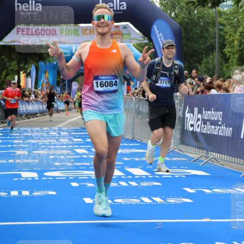 29.06.2025 - hella hamburg halbmarathon Strokosch-Dieckow http://msf.ph/oto/8505092 29.06.2025 10:41:35 Ziel 1512, 2579, 5987, 8358, 9640, 9885, 10894, 12588, 13457, 13714, 14275, 16084, 17159, 18442, 18491 meine-sportfotos.de
