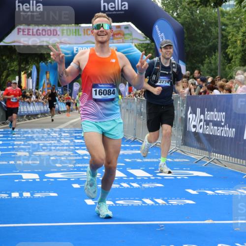 29.06.2025 - hella hamburg halbmarathon Strokosch-Dieckow http://msf.ph/oto/8505103 29.06.2025 10:41:35 Ziel 1512, 2579, 5987, 8358, 9640, 9885, 10894, 12588, 13457, 13714, 14275, 16084, 17159, 18442, 18491 meine-sportfotos.de