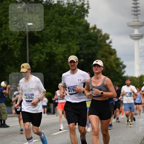 29.06.2025 - hella hamburg halbmarathon Dr. Thomas Lammeyer http://msf.ph/oto/8505104 29.06.2025 10:27:00 Kennedybrücke 2022, 2479, 2514, 2744, 2886, 3003, 3430, 3600, 3601, 3769, 3995, 4131, 4190, 4266, 4366, 4559, 4969, 4970, 5629, 5838, 6048, 6049, 6747, 6820, 6826, 6881, 7188, 7190, 7276, 7891, 7925, 8355, 8715, 8855, 8931, 9256, 9392, 10065, 10210, 10432, 10573, 10917 meine-sportfotos.de