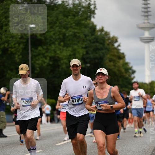 29.06.2025 - hella hamburg halbmarathon Dr. Thomas Lammeyer http://msf.ph/oto/8505109 29.06.2025 10:27:00 Kennedybrücke 2022, 2479, 2514, 2744, 2886, 3003, 3430, 3600, 3601, 3769, 3995, 4131, 4190, 4266, 4366, 4559, 4969, 4970, 5629, 5838, 6048, 6049, 6747, 6820, 6826, 6881, 7188, 7190, 7276, 7891, 7925, 8355, 8715, 8855, 8931, 9256, 9392, 10065, 10210, 10432, 10573, 10917 meine-sportfotos.de