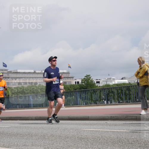 29.06.2025 - hella hamburg halbmarathon Luisa Fischer http://msf.ph/oto/8505112 29.06.2025 10:17:22 Kennedybrücke 10610, 756, 1131, 3020, 3154, 3728, 3756, 3834, 5191, 6028, 6083, 7209, 7442, 7840, 8409, 9663, 10610 meine-sportfotos.de