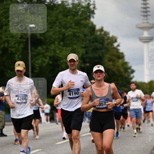 29.06.2025 - hella hamburg halbmarathon Dr. Thomas Lammeyer http://msf.ph/oto/8505113 29.06.2025 10:27:01 Kennedybrücke 2022, 2479, 2514, 2744, 2886, 3003, 3430, 3600, 3601, 3769, 3995, 4131, 4190, 4266, 4366, 4969, 4970, 5629, 5838, 6048, 6049, 6747, 6784, 6785, 6820, 6826, 6881, 7188, 7190, 7276, 7891, 7925, 8355, 8715, 8855, 8931, 9256, 9392, 10065, 10210, 10432, 10573, 10917 meine-sportfotos.de
