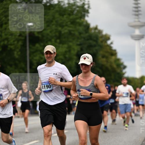 29.06.2025 - hella hamburg halbmarathon Dr. Thomas Lammeyer http://msf.ph/oto/8505118 29.06.2025 10:27:01 Kennedybrücke 2022, 2479, 2514, 2744, 2886, 3003, 3430, 3600, 3601, 3769, 3995, 4131, 4190, 4266, 4366, 4969, 4970, 5629, 5838, 6048, 6049, 6747, 6784, 6785, 6820, 6826, 6881, 7188, 7190, 7276, 7891, 7925, 8355, 8715, 8855, 8931, 9256, 9392, 10065, 10210, 10432, 10573, 10917 meine-sportfotos.de
