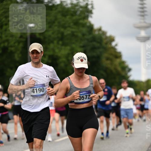 29.06.2025 - hella hamburg halbmarathon Dr. Thomas Lammeyer http://msf.ph/oto/8505132 29.06.2025 10:27:01 Kennedybrücke 2022, 2479, 2514, 2744, 2886, 3003, 3430, 3600, 3601, 3769, 3995, 4131, 4190, 4266, 4366, 4969, 4970, 5629, 5838, 6048, 6049, 6747, 6784, 6785, 6820, 6826, 6881, 7188, 7190, 7276, 7891, 7925, 8355, 8715, 8855, 8931, 9256, 9392, 10065, 10210, 10432, 10573, 10917 meine-sportfotos.de