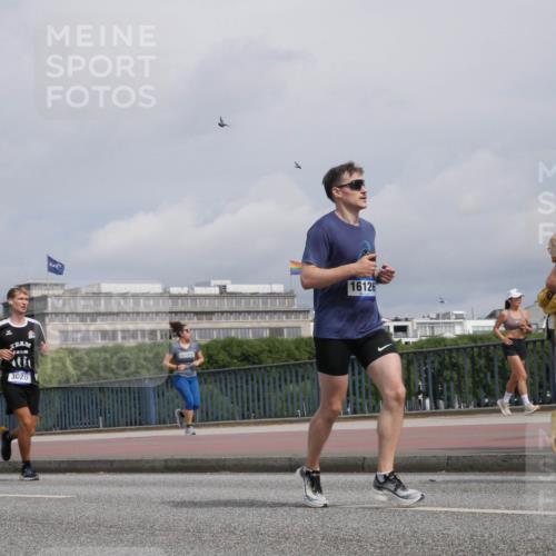 29.06.2025 - hella hamburg halbmarathon Luisa Fischer http://msf.ph/oto/8505133 29.06.2025 10:17:25 Kennedybrücke 3020, 10610, 16126, 1071, 1131, 1480, 3020, 3025, 3154, 3728, 3756, 3834, 5191, 6366, 6717, 7442, 8055, 9173, 9663, 10224, 10610 meine-sportfotos.de