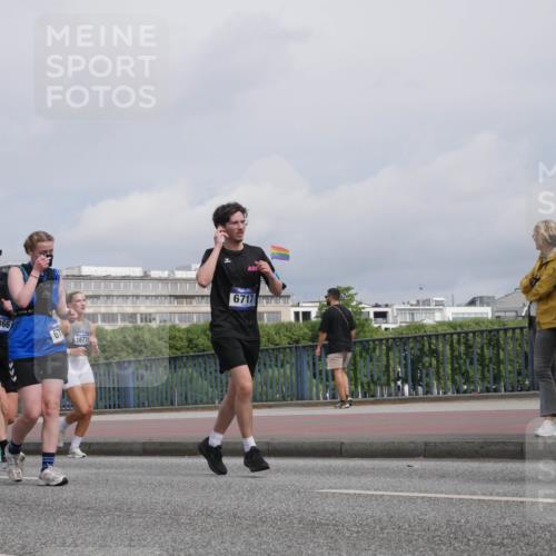 29.06.2025 - hella hamburg halbmarathon Luisa Fischer http://msf.ph/oto/8505204 29.06.2025 10:17:32 Kennedybrücke 1628, 10224, 6366, 67, 1677, 6717, 1071, 1131, 1480, 1728, 3025, 3691, 5191, 6181, 6366, 6717, 6724, 7442, 8055, 8755, 9173, 9663, 10224 meine-sportfotos.de