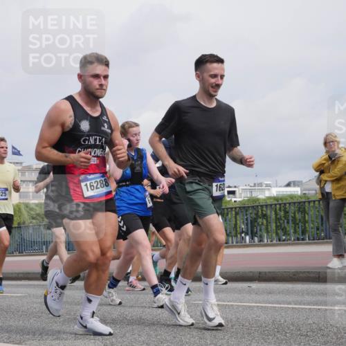 29.06.2025 - hella hamburg halbmarathon Luisa Fischer http://msf.ph/oto/8505213 29.06.2025 10:17:34 Kennedybrücke 1071, 3025, 16288, 162, 1071, 1480, 1728, 3025, 3454, 3691, 6181, 6366, 6717, 6724, 8055, 8563, 8755, 9173, 10224 meine-sportfotos.de