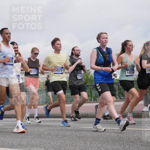 29.06.2025 - hella hamburg halbmarathon Luisa Fischer http://msf.ph/oto/8505222 29.06.2025 10:17:34 Kennedybrücke 65, 071, 3025, 1745, 10224, 15048, 63, 1071, 1480, 1728, 3025, 3454, 3691, 6181, 6366, 6717, 6724, 8055, 8563, 8755, 9173, 10224 meine-sportfotos.de