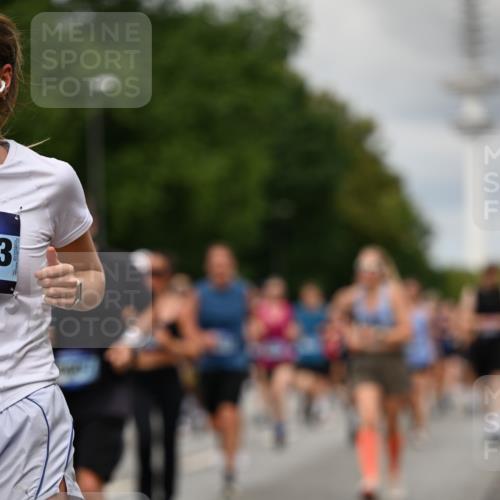 29.06.2025 - hella hamburg halbmarathon Dr. Thomas Lammeyer http://msf.ph/oto/8505328 29.06.2025 10:27:10 Kennedybrücke 1372, 1853, 2022, 2294, 2514, 2744, 2886, 3003, 3430, 3600, 3601, 3769, 4190, 4266, 4969, 5223, 5629, 5798, 5838, 6048, 6578, 6747, 6784, 6785, 6881, 7188, 7190, 7266, 7891, 7919, 8355, 8715, 9256, 9392, 10088, 10432, 10573 meine-sportfotos.de