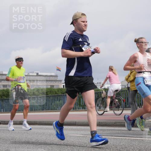 29.06.2025 - hella hamburg halbmarathon Luisa Fischer http://msf.ph/oto/8505348 29.06.2025 10:17:51 Kennedybrücke 95, 5150, 15038, 1296, 1745, 2046, 2281, 2690, 3507, 3509, 4641, 5608, 5800, 6710, 7195, 7881, 8239, 8256, 8275, 8522, 8854, 8892, 9709, 10589, 10717 meine-sportfotos.de