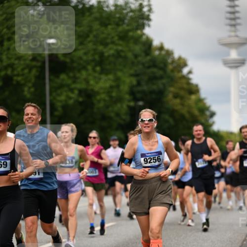 29.06.2025 - hella hamburg halbmarathon Dr. Thomas Lammeyer http://msf.ph/oto/8505360 29.06.2025 10:27:11 Kennedybrücke 1029, 1372, 1853, 2022, 2294, 2514, 2744, 2886, 3003, 3600, 3601, 3769, 4190, 4266, 4969, 5223, 5629, 5798, 5838, 6048, 6578, 6747, 6784, 6785, 6881, 7266, 7891, 7919, 8355, 8715, 9256, 9392, 10088, 10432, 10573 meine-sportfotos.de