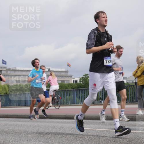 29.06.2025 - hella hamburg halbmarathon Luisa Fischer http://msf.ph/oto/8505361 29.06.2025 10:17:53 Kennedybrücke 854, 2690, 14999, 788, 1296, 1379, 1575, 1745, 2281, 2690, 3507, 3509, 4495, 4641, 5608, 5800, 6710, 7195, 7881, 8239, 8256, 8275, 8522, 8854, 8892, 9709, 10589, 10717 meine-sportfotos.de