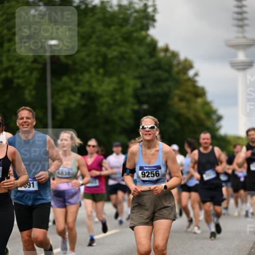 29.06.2025 - hella hamburg halbmarathon Dr. Thomas Lammeyer http://msf.ph/oto/8505365 29.06.2025 10:27:12 Kennedybrücke 1029, 1372, 1853, 2022, 2294, 2514, 2744, 3003, 3600, 3601, 3769, 4190, 4266, 4969, 5223, 5629, 5798, 5838, 6048, 6578, 6747, 6784, 6785, 6881, 7266, 7891, 7919, 8355, 8715, 9256, 9392, 10088, 10432, 10573 meine-sportfotos.de