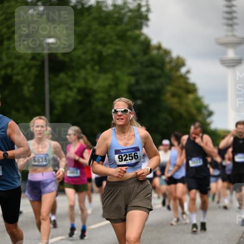 29.06.2025 - hella hamburg halbmarathon Dr. Thomas Lammeyer http://msf.ph/oto/8505386 29.06.2025 10:27:12 Kennedybrücke 1029, 1372, 1853, 2022, 2294, 2514, 2744, 3003, 3600, 3601, 3769, 4190, 4266, 4969, 5223, 5629, 5798, 5838, 6048, 6578, 6747, 6784, 6785, 6881, 7266, 7891, 7919, 8355, 8715, 9256, 9392, 10088, 10432, 10573 meine-sportfotos.de