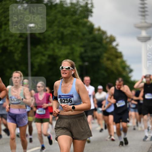 29.06.2025 - hella hamburg halbmarathon Dr. Thomas Lammeyer http://msf.ph/oto/8505397 29.06.2025 10:27:12 Kennedybrücke 1029, 1372, 1853, 2022, 2294, 2514, 2744, 3003, 3600, 3601, 3769, 4190, 4266, 4969, 5223, 5629, 5798, 5838, 6048, 6578, 6747, 6784, 6785, 6881, 7266, 7891, 7919, 8355, 8715, 9256, 9392, 10088, 10432, 10573 meine-sportfotos.de