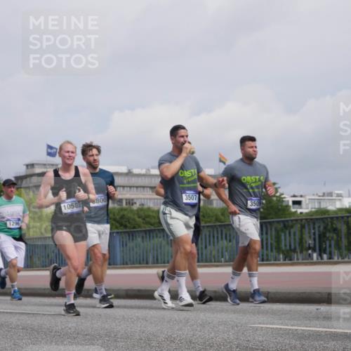 29.06.2025 - hella hamburg halbmarathon Luisa Fischer http://msf.ph/oto/8505403 29.06.2025 10:17:57 Kennedybrücke 5608, 10589, 800, 1296, 3507, 3509, 1296, 1379, 1575, 1745, 2281, 2690, 3507, 3509, 4495, 4641, 5608, 5800, 5981, 6317, 6710, 7439, 8239, 8256, 8275, 8854, 9911, 9975, 10589, 10717, 10858 meine-sportfotos.de