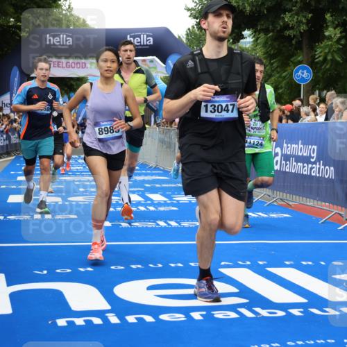 29.06.2025 - hella hamburg halbmarathon Strokosch-Dieckow http://msf.ph/oto/8505416 29.06.2025 10:51:22 Ziel 1461, 1817, 2364, 2411, 2636, 2718, 2946, 4814, 5820, 6657, 6776, 7943, 8316, 8930, 8989, 9214, 9476, 9656, 10480, 10667, 11124, 11422, 12016, 13047, 13403, 13792, 14865, 14994, 15871, 15950, 16357, 17131, 18019, 18489 meine-sportfotos.de