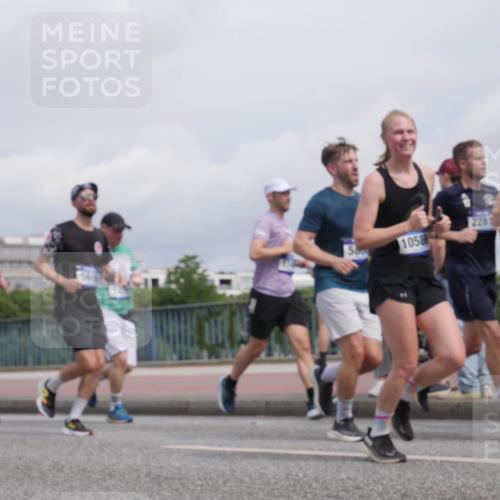 29.06.2025 - hella hamburg halbmarathon Luisa Fischer http://msf.ph/oto/8505417 29.06.2025 10:17:58 Kennedybrücke 561, 1058, 22, 350, 1296, 1379, 1575, 1745, 2281, 3507, 3509, 4495, 4641, 5608, 5800, 5981, 6317, 6710, 7439, 8239, 8256, 8275, 8854, 9911, 9975, 10589, 10717, 10858 meine-sportfotos.de