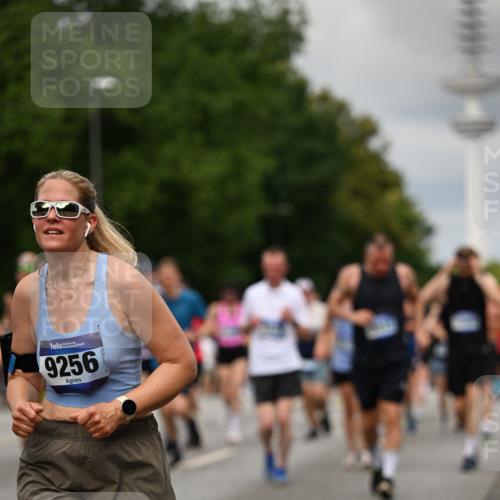 29.06.2025 - hella hamburg halbmarathon Dr. Thomas Lammeyer http://msf.ph/oto/8505425 29.06.2025 10:27:13 Kennedybrücke 1029, 1372, 1853, 2022, 2294, 2514, 2744, 3003, 3600, 3601, 3769, 4190, 4266, 4793, 4969, 5223, 5629, 5798, 5838, 6048, 6578, 6747, 6784, 6785, 6881, 7266, 7891, 7919, 8355, 8715, 9256, 9301, 9512, 10088, 10432, 10573 meine-sportfotos.de