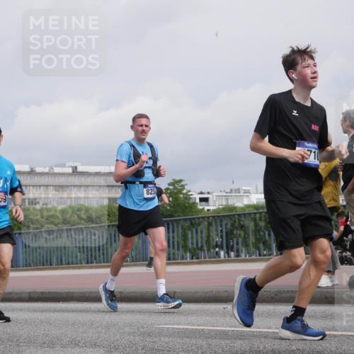 29.06.2025 - hella hamburg halbmarathon Luisa Fischer http://msf.ph/oto/8505432 29.06.2025 10:18:00 Kennedybrücke 8256, 710, 1296, 1379, 1524, 1575, 1745, 2281, 3507, 3509, 3513, 3650, 4495, 4641, 5608, 5800, 5981, 6317, 6710, 7439, 8239, 8256, 9911, 9975, 10589, 10717, 10858 meine-sportfotos.de