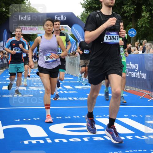 29.06.2025 - hella hamburg halbmarathon Strokosch-Dieckow http://msf.ph/oto/8505449 29.06.2025 10:51:22 Ziel 1461, 1817, 2364, 2411, 2636, 2718, 2946, 4814, 5820, 6657, 6776, 7943, 8316, 8930, 8989, 9214, 9476, 9656, 10480, 10667, 11124, 11422, 12016, 13047, 13403, 13792, 14865, 14994, 15871, 15950, 16357, 17131, 18019, 18489 meine-sportfotos.de