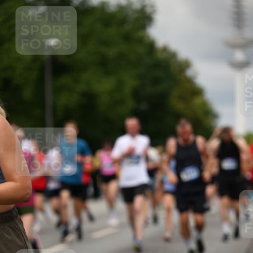 29.06.2025 - hella hamburg halbmarathon Dr. Thomas Lammeyer http://msf.ph/oto/8505454 29.06.2025 10:27:14 Kennedybrücke 1029, 1372, 1853, 2022, 2294, 2514, 2744, 3003, 3600, 3601, 3769, 4793, 4969, 5223, 5629, 5798, 5838, 6048, 6578, 6747, 6784, 6785, 7266, 7891, 7919, 8355, 8715, 9256, 9301, 9512, 10088, 10432, 10573 meine-sportfotos.de