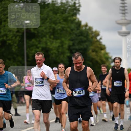 29.06.2025 - hella hamburg halbmarathon Dr. Thomas Lammeyer http://msf.ph/oto/8505512 29.06.2025 10:27:16 Kennedybrücke 1029, 1187, 1372, 1853, 2022, 2294, 2514, 3003, 3029, 3600, 3601, 3769, 4793, 4969, 5223, 5629, 5798, 5838, 6048, 6578, 6747, 6784, 6785, 7266, 7891, 7919, 8355, 8715, 9256, 9301, 9512, 10088, 10432 meine-sportfotos.de