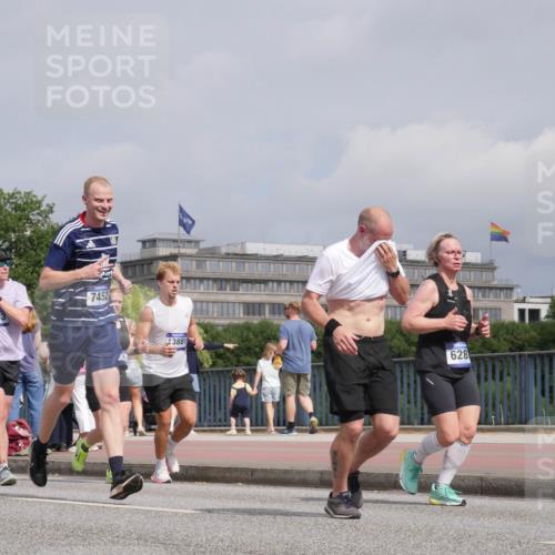 29.06.2025 - hella hamburg halbmarathon Luisa Fischer http://msf.ph/oto/8505594 29.06.2025 10:18:21 Kennedybrücke 9113, 7452, 3881, 628, 1890, 2110, 2494, 5069, 5739, 6287, 7452, 7809, 7810, 9113, 9423, 9657, 10775 meine-sportfotos.de