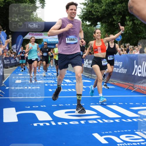 29.06.2025 - hella hamburg halbmarathon Strokosch-Dieckow http://msf.ph/oto/8505599 29.06.2025 10:51:18 Ziel 1461, 1817, 2364, 2411, 2636, 2718, 2946, 4404, 4814, 5600, 5820, 6657, 6776, 8316, 8930, 8989, 9214, 9476, 9656, 10480, 10667, 10868, 11124, 11422, 11512, 11625, 12016, 13047, 14865, 14994, 15480, 15950, 16357, 17530, 18019, 18489 meine-sportfotos.de