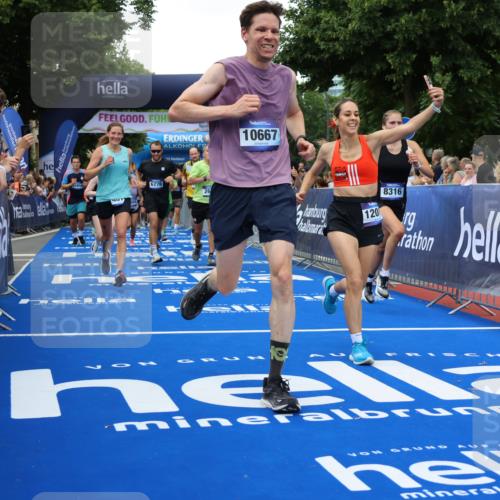 29.06.2025 - hella hamburg halbmarathon Strokosch-Dieckow http://msf.ph/oto/8505615 29.06.2025 10:51:18 Ziel 1461, 1817, 2364, 2411, 2636, 2718, 2946, 4404, 4814, 5600, 5820, 6657, 6776, 8316, 8930, 8989, 9214, 9476, 9656, 10480, 10667, 10868, 11124, 11422, 11512, 11625, 12016, 13047, 14865, 14994, 15480, 15950, 16357, 17530, 18019, 18489 meine-sportfotos.de