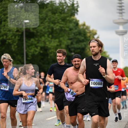 29.06.2025 - hella hamburg halbmarathon Dr. Thomas Lammeyer http://msf.ph/oto/8505625 29.06.2025 10:27:19 Kennedybrücke 1029, 1187, 1362, 1372, 1853, 2022, 2294, 2514, 3003, 3029, 3601, 3769, 4728, 4793, 4969, 5223, 5629, 5798, 5838, 6048, 6578, 6747, 6784, 6785, 7266, 7891, 7919, 8355, 8715, 9133, 9256, 9301, 9512, 9913, 10088, 10432 meine-sportfotos.de