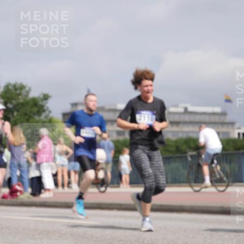 29.06.2025 - hella hamburg halbmarathon Luisa Fischer http://msf.ph/oto/8505629 29.06.2025 10:18:23 Kennedybrücke 2110, 1890, 2110, 2494, 4007, 5069, 5739, 6287, 7452, 7809, 7810, 9113, 9657, 9847, 10775 meine-sportfotos.de