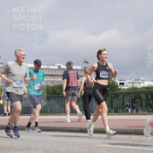 29.06.2025 - hella hamburg halbmarathon Luisa Fischer http://msf.ph/oto/8505658 29.06.2025 10:18:27 Kennedybrücke 9657, 2494, 16938, 1890, 2110, 2494, 2989, 3417, 4007, 4466, 5069, 6376, 6576, 9113, 9556, 9657, 9847 meine-sportfotos.de