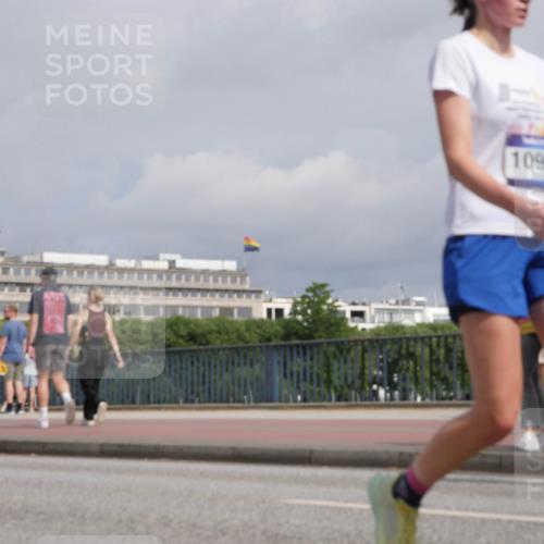 29.06.2025 - hella hamburg halbmarathon Luisa Fischer http://msf.ph/oto/8505682 29.06.2025 10:18:29 Kennedybrücke 10963, 249, 2494, 2720, 2989, 3417, 4007, 4466, 5069, 6376, 6576, 9556, 9657, 9847 meine-sportfotos.de