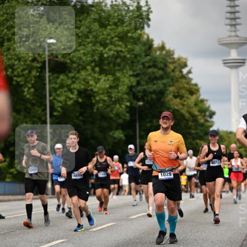 29.06.2025 - hella hamburg halbmarathon Dr. Thomas Lammeyer http://msf.ph/oto/8505789 29.06.2025 10:27:25 Kennedybrücke 1029, 1187, 1362, 1372, 1853, 2022, 2294, 2514, 3003, 3013, 3029, 3769, 4728, 4793, 4969, 5223, 5629, 5798, 5838, 6578, 6747, 6784, 6785, 7266, 7891, 7919, 8355, 8687, 8688, 8715, 9133, 9256, 9301, 9512, 9913, 10088 meine-sportfotos.de