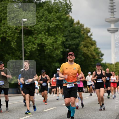 29.06.2025 - hella hamburg halbmarathon Dr. Thomas Lammeyer http://msf.ph/oto/8505812 29.06.2025 10:27:25 Kennedybrücke 1029, 1187, 1362, 1372, 1853, 2022, 2294, 2514, 3003, 3013, 3029, 3769, 4728, 4793, 4969, 5223, 5629, 5798, 5838, 6578, 6747, 6784, 6785, 7266, 7891, 7919, 8355, 8687, 8688, 8715, 9133, 9256, 9301, 9512, 9913, 10088 meine-sportfotos.de